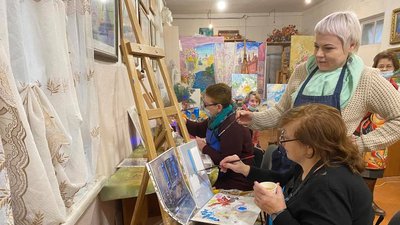 У Житомирі вперше для матерів дітей з інвалідністю організували майстер-класи з олійного живопису