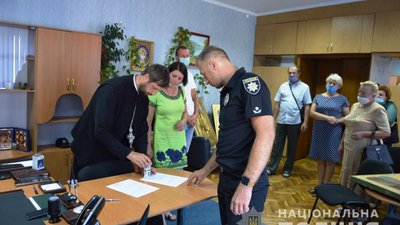 Тернопільські поліцейські повернули у храм викрадені ікони Тернопільські поліцейські повернули у храм викрадені ікони
