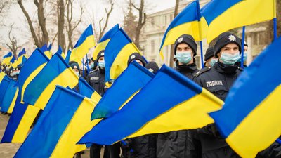 День єднання: у Дніпрі розгорнули величезний жовто-синій стяг та підняли на флагштоки 14 прапорів День єднання: у Дніпрі розгорнули величезний жовто-синій стяг та підняли на флагштоки 14 прапорів