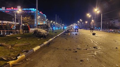 Розтрощені авто, збитий світлофор та знак переходу: ДТП на проспекті Гагаріна у Харкові Розтрощені авто, збитий світлофор та знак переходу: ДТП на проспекті Гагаріна у Харкові