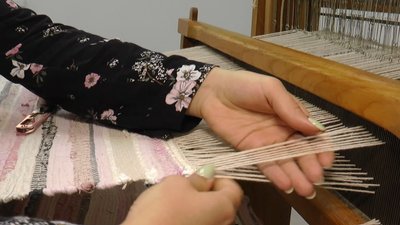 Безперервність традиції. Молода прикарпатка створює ткані етносорочки Безперервність традиції. Молода прикарпатка створює ткані етносорочки