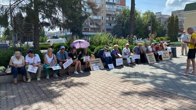 У Черкасах власники гаражів кооперативу Сирена прийшли під міську раду У Черкасах власники гаражів кооперативу Сирена прийшли під міську раду