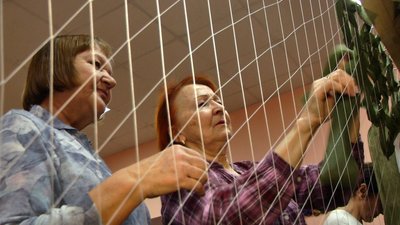 У вінницькому терцентрі плетуть маскувальні сітки У вінницькому терцентрі плетуть маскувальні сітки