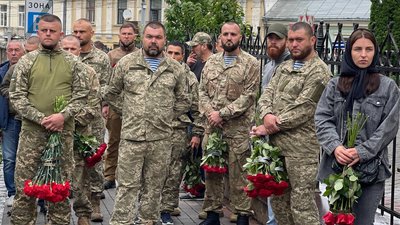 Повернувся на фронт після поранення. У Чернівцях попрощались з військовим, який загинув у бою проти Росії Повернувся на фронт після поранення. У Чернівцях попрощались з військовим, який загинув у бою проти Росії
