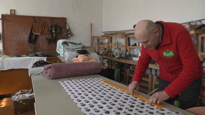 Микола Гась працює закрійником Микола Гась працює закрійником