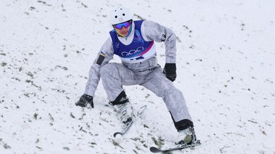 Олександр Окіпнюк на приземленні стрибка у фіналі Олімпіади-2026