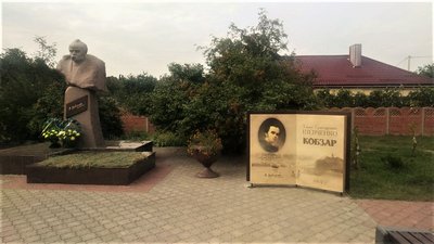 В центрі Знам'янки встановили арт-інсталяцію "Кобзар"