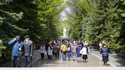 Меморіал Слави у Харкові вранці 9 травня відвідали 6 тисяч людей — поліція Меморіал Слави у Харкові вранці 9 травня відвідали 6 тисяч людей — поліція