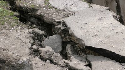 У Херсоні обвалилась ділянка дороги: коли будуть ремонтувати У Херсоні обвалилась ділянка дороги: коли будуть ремонтувати