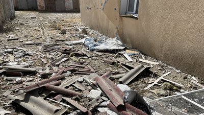 "Було кілька вибухів. Снаряд впав у наш двір". Херсонці розповіли про наслідки чергових обстрілів "Було кілька вибухів. Снаряд впав у наш двір". Херсонці розповіли про наслідки чергових обстрілів
