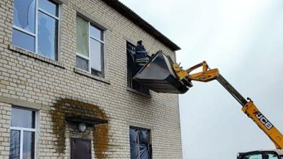 Дніпропетровщина: рятувальники та місцеві жителі привели до ладу школу, поблизу якої впала ракета