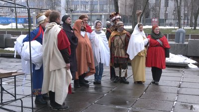 Карантинні обмеження для волхвів. У Дніпрі біля історичного музею показали сучасний вертеп Карантинні обмеження для волхвів. У Дніпрі біля історичного музею показали сучасний вертеп