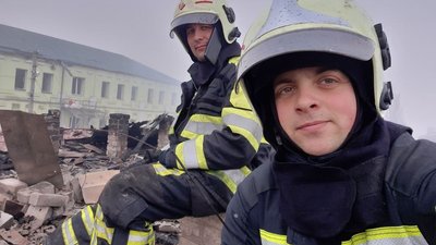 Рятувальники із Закарпаття ліквідували наслідки бомбардування на Харківщині Рятувальники із Закарпаття ліквідували наслідки бомбардування на Харківщині