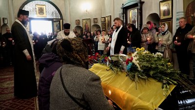 У Чернігові попрощалися з сержантом Володимиром Суслом, який загинув поблизу Бахмута У Чернігові попрощалися з сержантом Володимиром Суслом, який загинув поблизу Бахмута