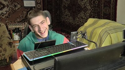 Назбирав грошей на комп’ютер для творчості. Музикант із ДЦП Володимир Малуха. СУСПІЛЬНЕ | ЛЮДИ