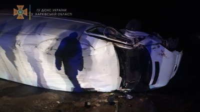На Харківщині перекинувся мікроавтобус з пасажирами: водій загинув на місці На Харківщині перекинувся мікроавтобус з пасажирами: водій загинув на місці
