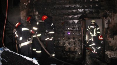 Рятувальникам довелось працювати у складі ланок газодимозахисної служби. Фото: ГУ ДСНС у Хмельницькій області Рятувальникам довелось працювати у складі ланок газодимозахисної служби. Фото: ГУ ДСНС у Хмельницькій області