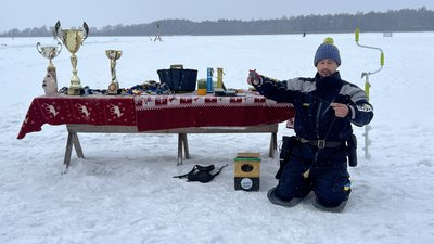 Чемпіон України з зимової риболовлі провів майстер-клас на одному з озер на Волині Чемпіон України з зимової риболовлі провів майстер-клас на одному з озер на Волині