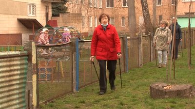 У Черкасах пенсіонери займаються скандинавською ходьбою У Черкасах пенсіонери займаються скандинавською ходьбою