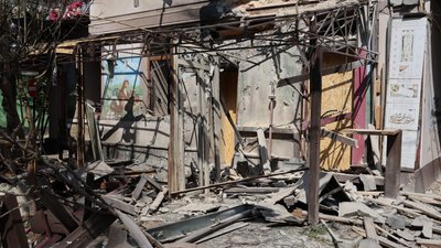 Наслідки російського обстрілу середмістя Херсона