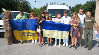Рвали на полях квіти, пекли печиво та плели браслети: на Вінниччині діти зібрали для ЗСУ більше 10 тисяч гривень
