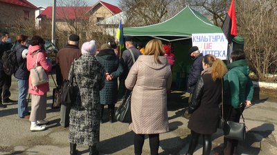 Працівники Коломийської районної бібліотеки розпочали голодування біля райради Працівники Коломийської районної бібліотеки розпочали голодування біля райради