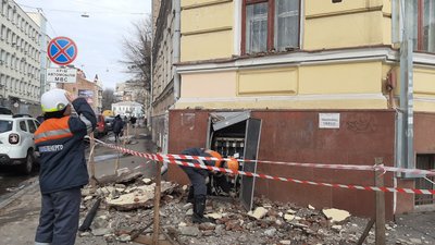 В центрі Харкова обвалився балкон одного з корпусів худмузею В центрі Харкова обвалився балкон одного з корпусів худмузею