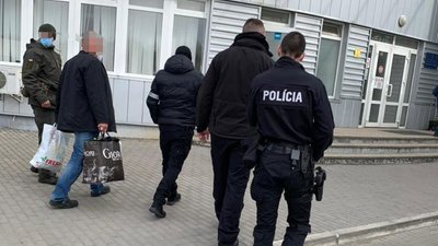 На КПП "Ужгород" відбулась екстрадиція засудженого в Словаччині українця На КПП "Ужгород" відбулась екстрадиція засудженого в Словаччині українця