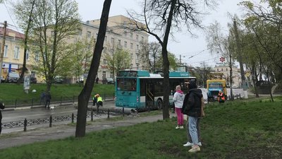 У середмісті Сум на дорогу впала електроопора. Фото У середмісті Сум на дорогу впала електроопора. Фото