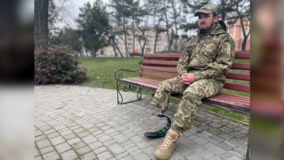 Чоловік з протезом ноги
