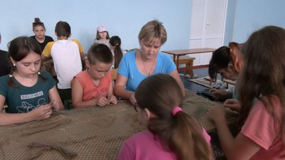Плетуть і дорослі, і діти: в селі на Волині виготовляють "кікімори" для бійців Плетуть і дорослі, і діти: в селі на Волині виготовляють "кікімори" для бійців