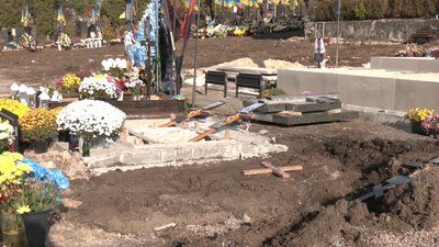 Демонтували плити з могили військового Демонтували плити з могили військового