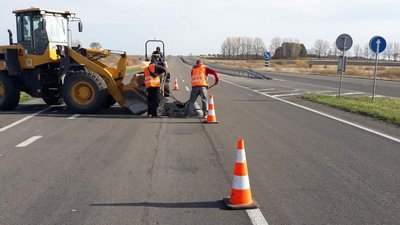 На Волині латають шість автошляхів. Водіїв просять бути уважними