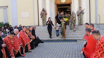 У Мукачеві попрощалися із захисником Максимом-Олегом Порохнавцем
