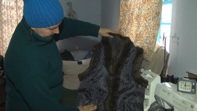 Ірина Соколова каже: шиють теплі жилетки, щоб заробити на прожиття. Ірина Соколова каже: шиють теплі жилетки, щоб заробити на прожиття.