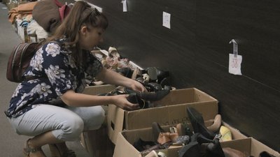 Вже цікавляться речами на осінь – у Черкасах переселенцям безоплатно роздають одяг Вже цікавляться речами на осінь – у Черкасах переселенцям безоплатно роздають одяг