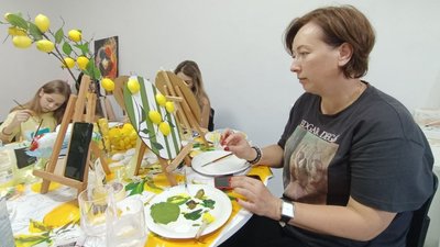 Жити далі: у Луцьку дружини загиблих воїнів об'єдналися для занять з арттерапії Жити далі: у Луцьку дружини загиблих воїнів об'єдналися для занять з арттерапії