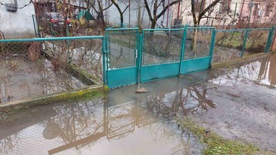 Майже 1,5 тисячі кубометрів води відкачали рятувальники з підтоплених дворів на Закарпатті Майже 1,5 тисячі кубометрів води відкачали рятувальники з підтоплених дворів на Закарпатті