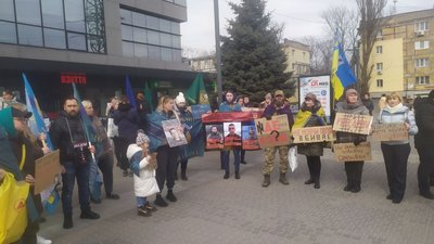 "Не мовчи. Полон вбиває". Родичі військовополонених проводять акцію в Дніпрі "Не мовчи. Полон вбиває". Родичі військовополонених проводять акцію в Дніпрі
