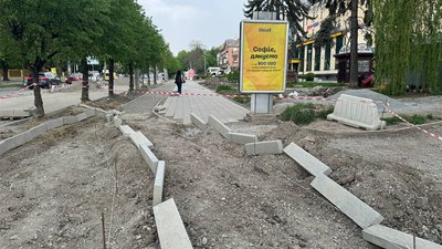 Ремонт тротуару на вулиці Головній у Чернівцях
