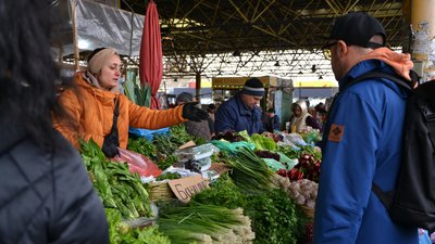 Повні прилавки, паски та багато людей: що відбувається на "Привозі" перед Великоднем. ФОТО Повні прилавки, паски та багато людей: що відбувається на "Привозі" перед Великоднем. ФОТО