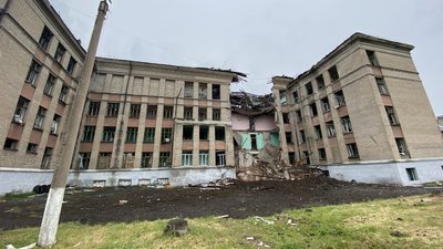 Війська РФ обстріляли Костянтинівку: зруйновані школи та житлові будинки