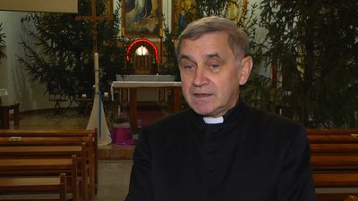 Отець Віктор Ткач переконаний, що могила Лаури знаходиться у костелі в Чорному Острові. У цьому ж храмі колись стояв і надгробний пам'ятник з мармуру. Фото: Суспільне.