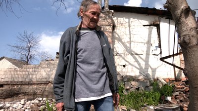 У Чернігові чоловік місяць жив у вуличному туалеті, бо його будинок розбомбило У Чернігові чоловік місяць жив у вуличному туалеті, бо його будинок розбомбило