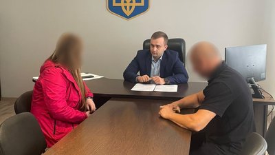 600 доларів за довідку про догляд за матір’ю: на Закарпатті затримали голову ЛКК