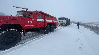 У Кіровоградській області у снігові затори потрапили 30 машин У Кіровоградській області у снігові затори потрапили 30 машин
