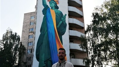 У Кропивницькому презентували 27-метровий мурал "Україна – це свобода" У Кропивницькому презентували 27-метровий мурал "Україна – це свобода"