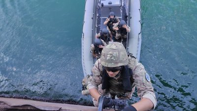 Стрибки без парашутів та дайвінг. Як одеські прикордонники тренуються під час Sea Breeze