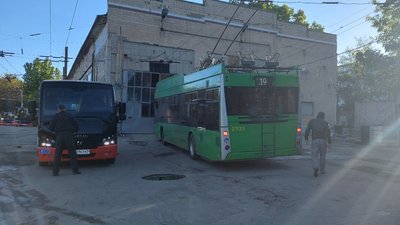 У Харкові після обстрілів відновили рух тролейбуси та автобуси У Харкові після обстрілів відновили рух тролейбуси та автобуси