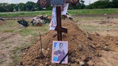 У Кропивницькому районі попрощались з двома випускницями, які загинули в дорожній аварії У Кропивницькому районі попрощались з двома випускницями, які загинули в дорожній аварії